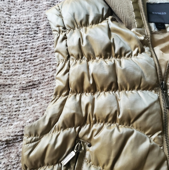 Express Metallic Gold Zip Puffer Vest - Picture 5 of 11